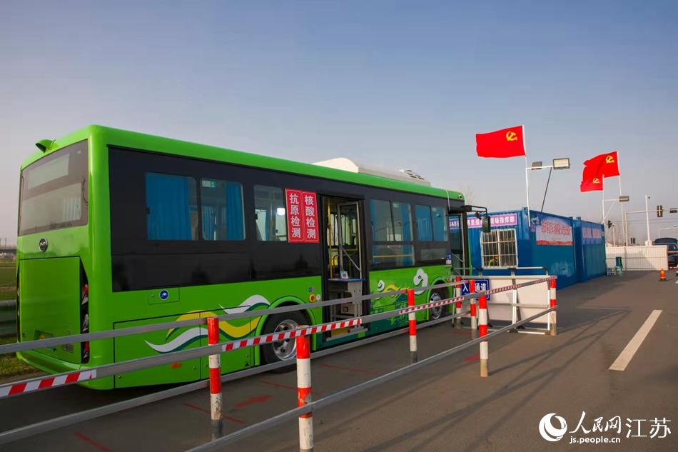 淮安市客總汽車運輸有限公司調(diào)集兩部車況最佳“核酸采樣流動車”，組建黨員“先鋒崗”。紀(jì)星名攝