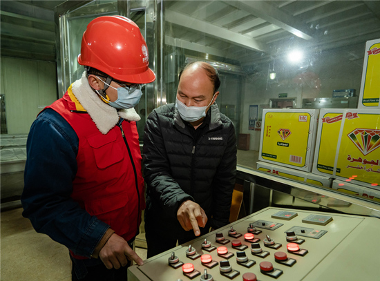 電力工作人員對用電企業(yè)進行指導(dǎo)。受訪單位供圖