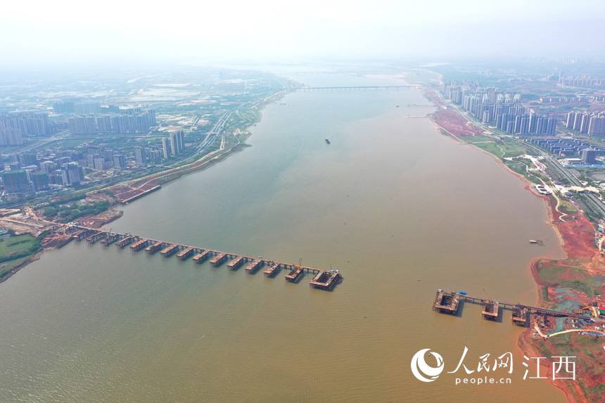航拍九龍湖過(guò)江大橋，該橋是南昌第七座跨贛江通道。 人民網(wǎng) 時(shí)雨攝