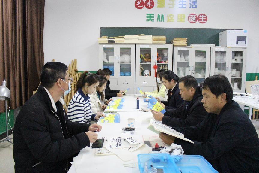 河北省臨西縣人民檢察院未檢檢察官在臨西縣第二小學(xué)為家長講解家庭教育促進(jìn)法。 孫國月攝