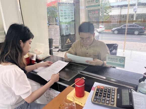 選派對(duì)象正在給客戶介紹銀行產(chǎn)品。農(nóng)發(fā)銀行攸縣支行供圖