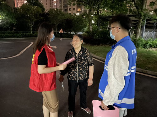工作人員在小區(qū)進(jìn)行宣傳。受訪單位供圖