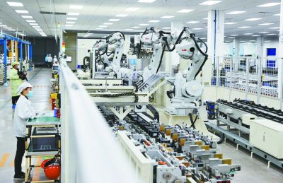 全球鋰離子電池領軍企業(yè)欣旺達動力電池生產車間。 南京日報/紫金山新聞記者 崔曉 攝