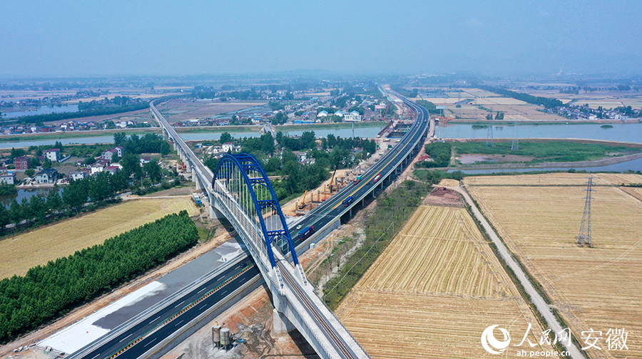 工作人員正在加速推進(jìn)牛屯河特大橋項(xiàng)目。人民網(wǎng) 王銳攝。