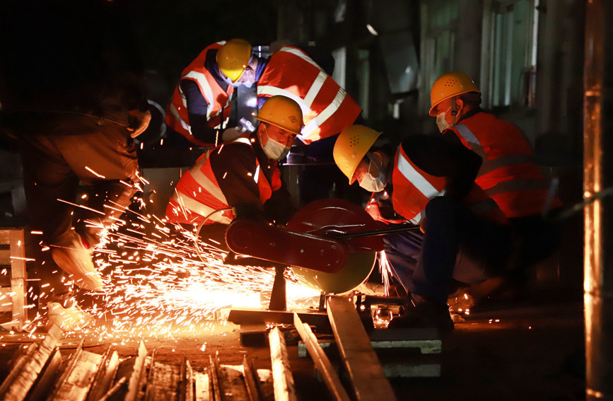 建設(shè)者們爭(zhēng)分奪秒保證進(jìn)度。雷占勝攝