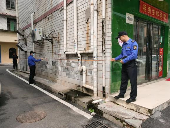 聯(lián)合執(zhí)法小組進行房屋入戶調(diào)查丈量。單位供圖