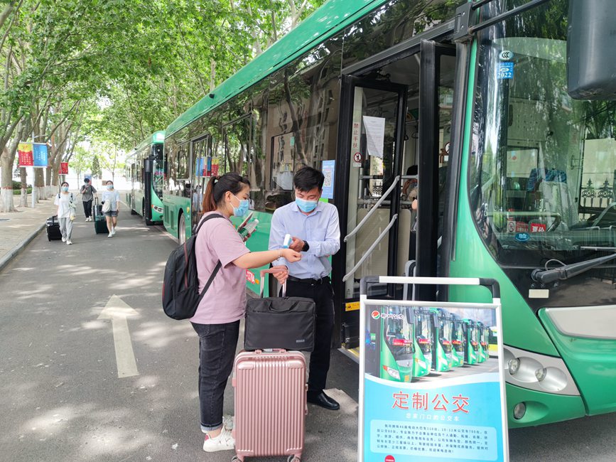 公交車從校園宿舍樓下出發(fā)，直達(dá)鄭州火車站和鄭州東站。崔晨攝