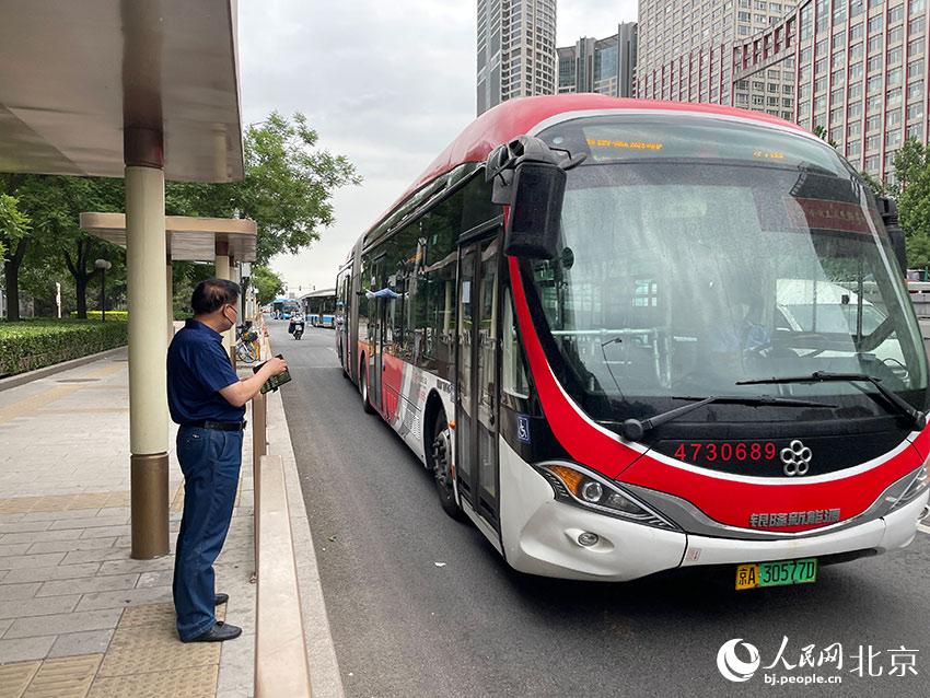 北京1路公交車駛進八王墳西站，此前各路公交經(jīng)過該站時均甩站通過，今起該站回復(fù)正常上下客。人民網(wǎng) 尹星云攝