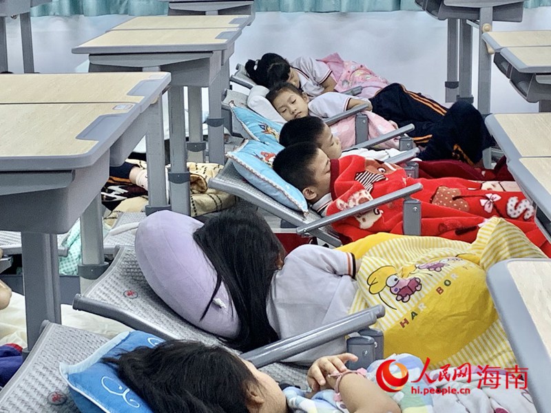 ?？诘诙W學生在新式課桌椅上午休。人民網 李浩蓉攝