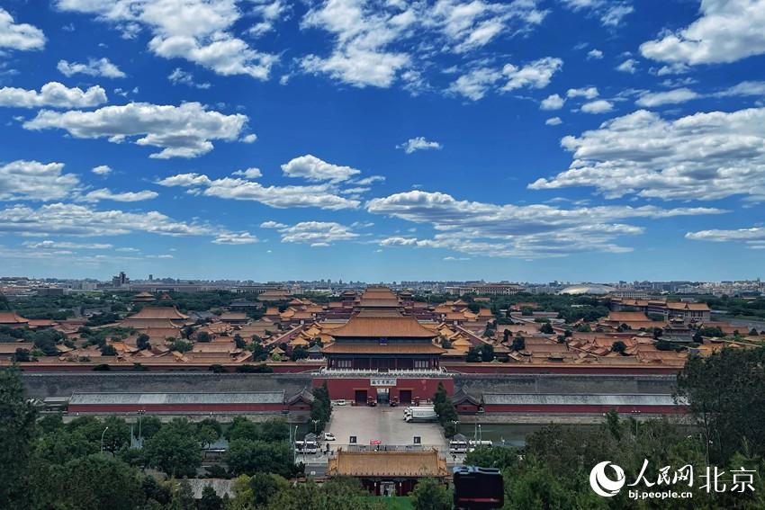 北京再現(xiàn)“高顏值”藍(lán)天白云。 人民網(wǎng) 池夢蕊攝