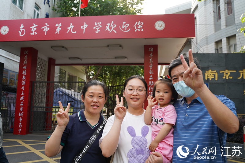 一家人在考點(diǎn)前合影留念。周夢(mèng)嬌攝