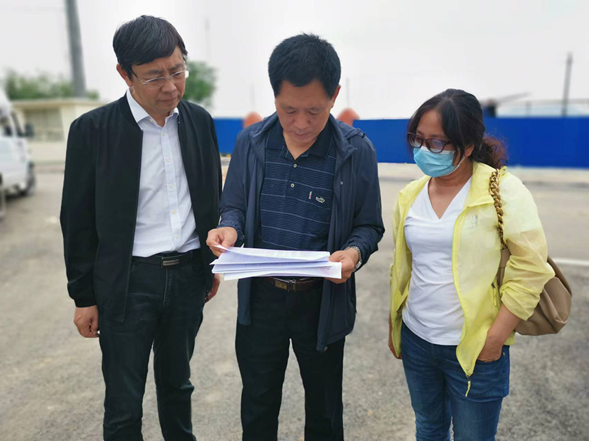 國情調(diào)查核查組專家對司家營鐵礦生產(chǎn)臺賬等進(jìn)行檢查。袁海波攝