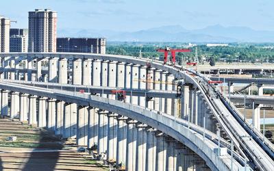 6月7日，工人在唐山市高新技術(shù)開(kāi)發(fā)區(qū)境內(nèi)的京唐城際鐵路建設(shè)工地施工（無(wú)人機(jī)照片）。 新華社記者 楊世堯攝
