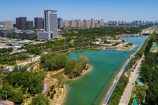 環(huán)城水系中的北湖公園越來越美。羅大慶攝