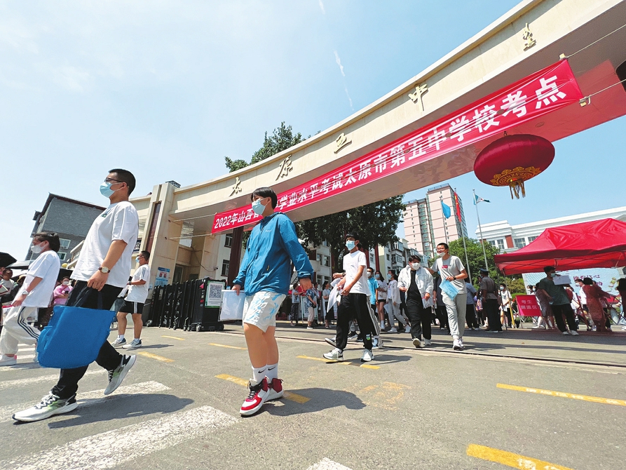 六月二十日，中考太原五中考點(diǎn)，完成首門考試的考生滿懷信心走出考場(chǎng)。記者李兆民攝