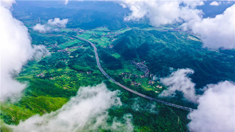 湖南省常寧市廟前鎮(zhèn)泉井村，云霧繚繞，青山蒼翠，公路蜿蜒，秀美如畫。周秀魚春攝