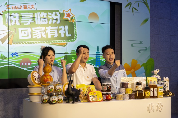 6月3日下午，在臨汾原產(chǎn)地商品體驗店，曲沃縣副縣長樊奇選對當?shù)氐霓r(nóng)特產(chǎn)品、旅游景點進行了推介代言。鄭遠飛攝