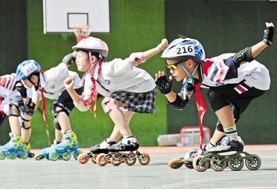 6月23日，邯鄲市邯山區(qū)實(shí)驗(yàn)小學(xué)的學(xué)生在練習(xí)輪滑。 當(dāng)日是國(guó)際奧林匹克日，該小學(xué)開(kāi)展了“我運(yùn)動(dòng)、我健康、我快樂(lè)”為主題的體育活動(dòng)，通過(guò)足球、籃球、武術(shù)、輪滑、擊劍等運(yùn)動(dòng)，讓學(xué)生們享受運(yùn)動(dòng)健身的快樂(lè)，感受運(yùn)動(dòng)的魅力。 河北日?qǐng)?bào)通訊員 郝群英攝
