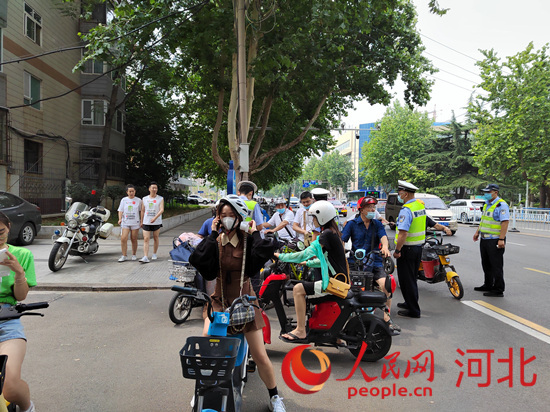 石家莊交警在查處非機(jī)動(dòng)車違章。人民網(wǎng)祝龍超攝