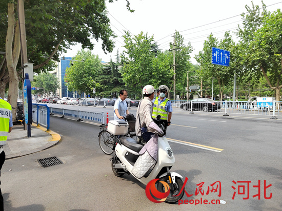 石家莊交警在查處非機(jī)動(dòng)車違章。人民網(wǎng)祝龍超攝