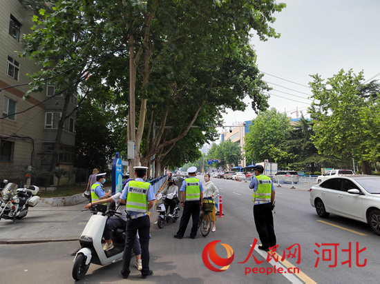 石家莊交警在查處非機(jī)動(dòng)車違章。人民網(wǎng)祝龍超攝