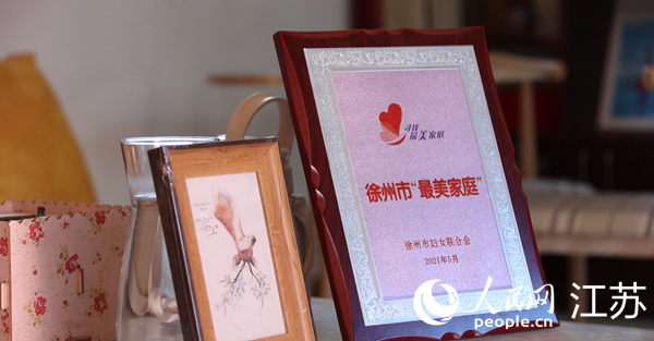 王繼蓮家庭獲得的部分榮譽。人民網(wǎng) 冷金明攝