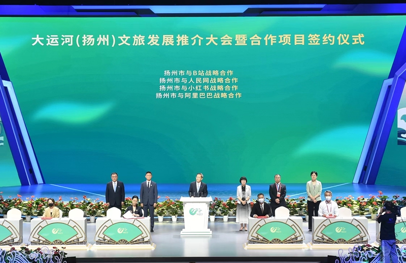 揚(yáng)州市副市長(zhǎng)劉流與人民網(wǎng)股份有限公司江蘇分公司總經(jīng)理汪崢嶸作為代表分別簽署了戰(zhàn)略合作協(xié)議。文斌攝