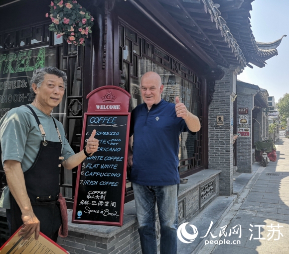愛逛古巷的巴西人和揚(yáng)州朋友在仁豐里開了一家西餐廳。 人民網(wǎng) 張玉峰攝
