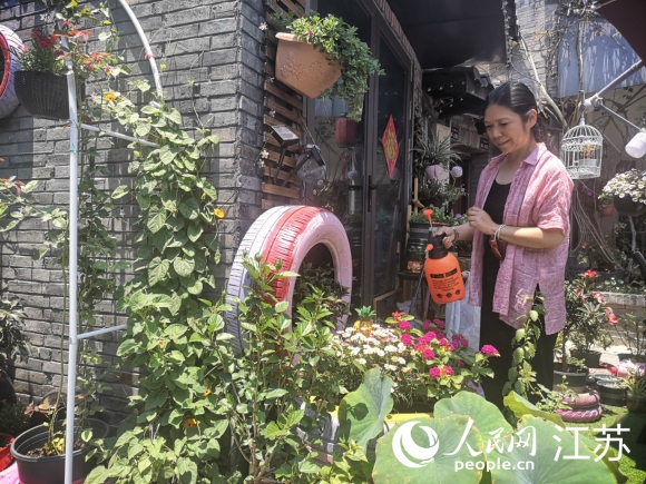 原在上海工作的袁荔退休后重回?fù)P州古城生活。 人民網(wǎng) 張玉峰攝