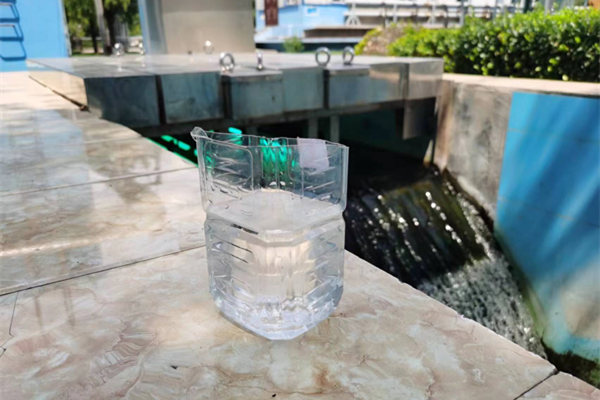 在邯鄲市雞澤縣藍(lán)天污水處理廠，污水經(jīng)過(guò)處理后清澈透明。鄭佳欣攝