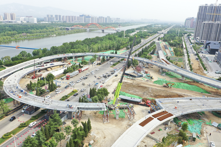 市區(qū)五一路快速通道工程西段順利合龍。