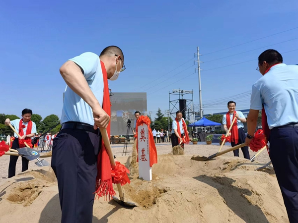 作為今年荷花節(jié)“開場秀”，理士新能源智造園區(qū)項(xiàng)目正式開工。人民網(wǎng) 馬曉波攝