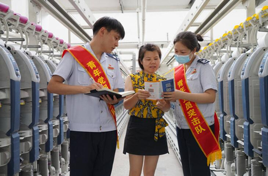 國家稅務(wù)總局常德市西洞庭西湖管理區(qū)稅務(wù)局成立青年黨員突擊隊，走進(jìn)常德銀駿紡織有限公司等企業(yè)送政策、問需求、解難題。受訪單位供圖