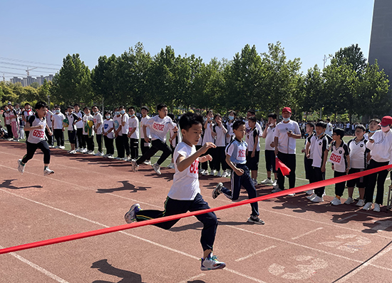 河北省威縣第四小學(xué)學(xué)生組織短跑比賽。 趙國(guó)華攝