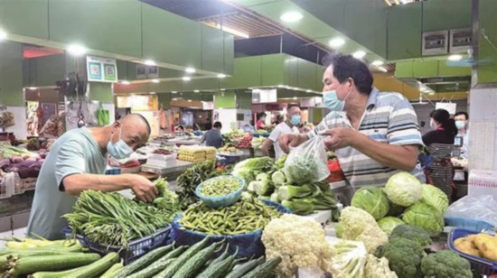 無錫市民在沁揚(yáng)市場和往常一樣購買農(nóng)副產(chǎn)品。宗曉東攝