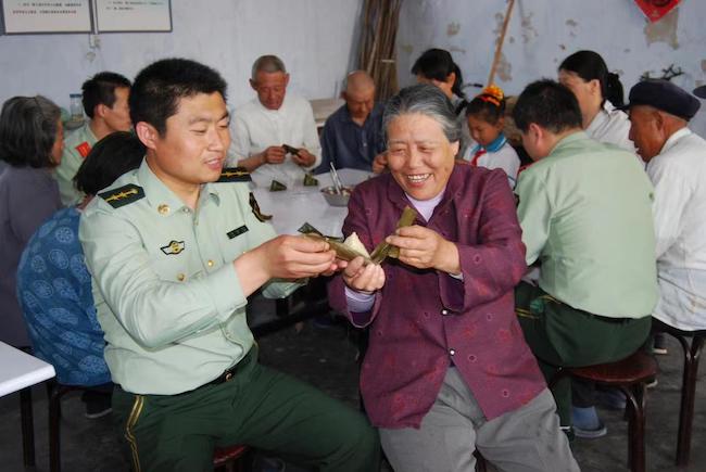 趙德恒與孤寡老人共度端午佳節(jié) 。 濱州市公安局海岸警察支隊岔尖派出所供圖
