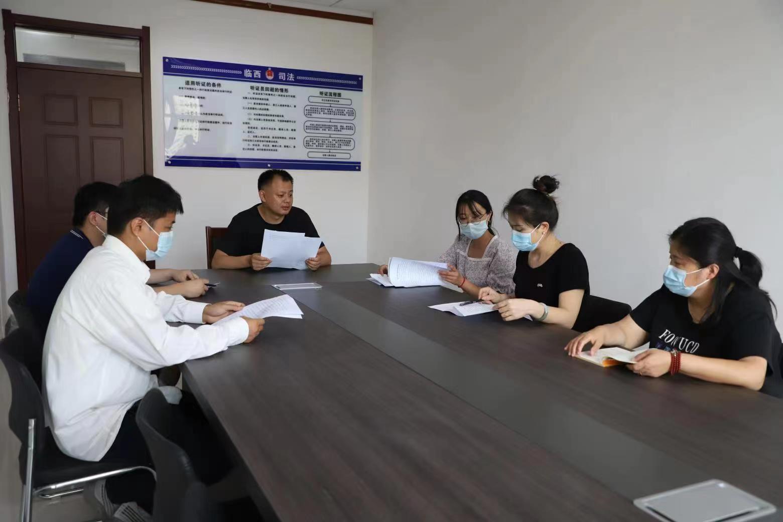 邢臺市臨西縣司法局工作人員在行政復議聽證室對行政復議事項開展聽證問詢。 孟凡儒攝