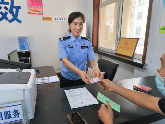 張靜正在為群眾辦理業(yè)務。 趙凱攝