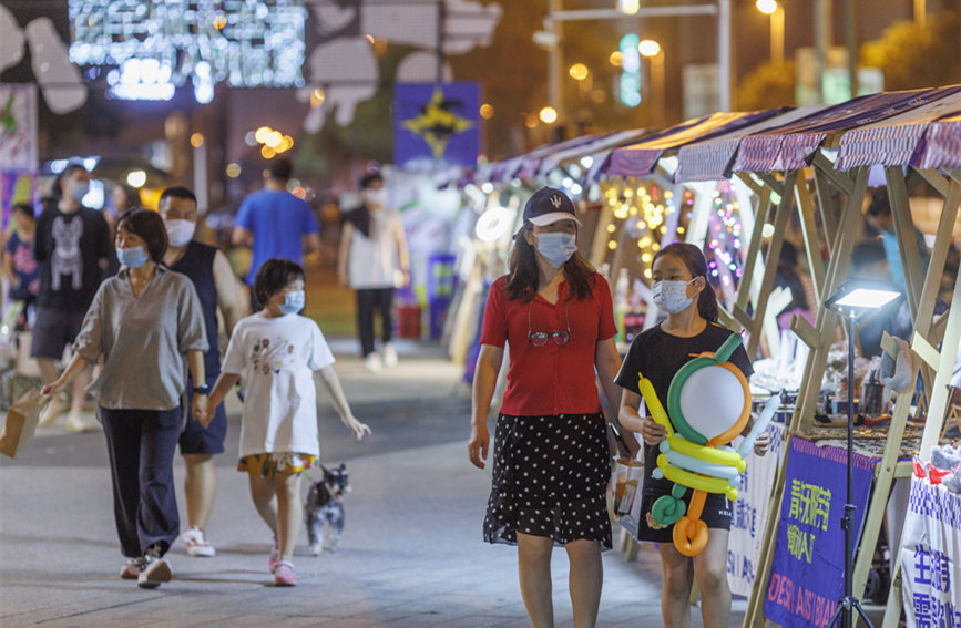 青年無(wú)限宇宙潮動(dòng)市集匯聚眾多文創(chuàng)產(chǎn)品，豐富市民夜生活。王英浩攝
