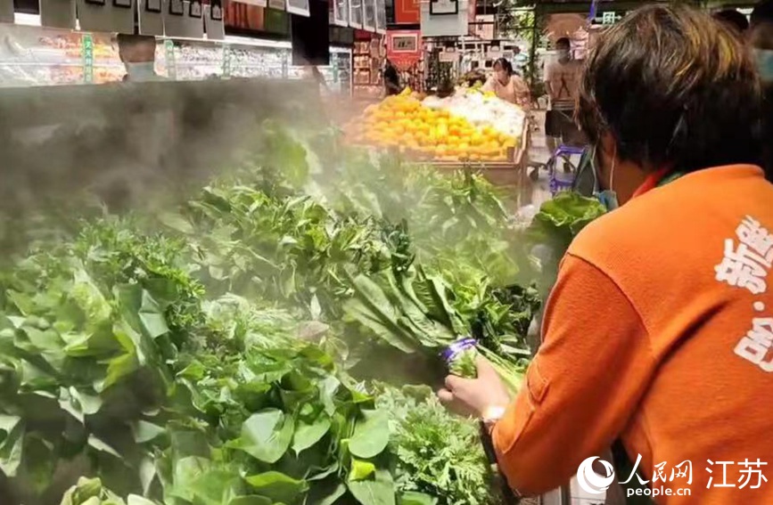 在大潤(rùn)發(fā)長(zhǎng)江北路店里，果蔬、肉蛋等生活必需品種類齊全，供應(yīng)充足，市民正有序選購(gòu)。無(wú)錫市委網(wǎng)信辦供圖