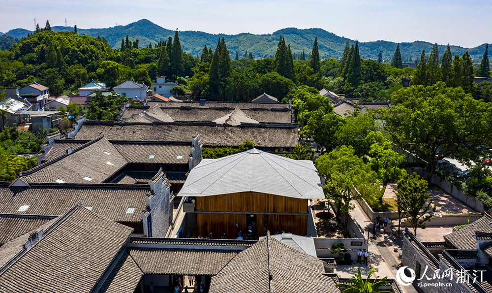 7月23日，空中俯瞰位于寧波市江北區(qū)慈城鎮(zhèn)的抱珠樓。人民網(wǎng) 章勇濤攝