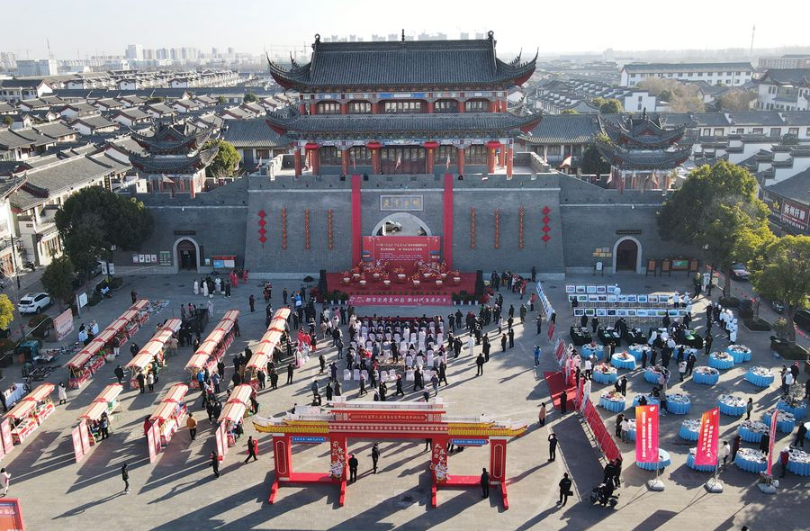 城門掛春聯(lián)，金湖沖刺“開門紅”。陳義寶攝