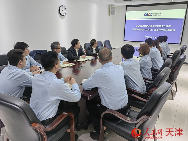 近日，中能建路橋工程有限公司領(lǐng)導(dǎo)班子成員與員工開會(huì)討論，如何根據(jù)今年的項(xiàng)目招聘合適的優(yōu)秀人才。  人民網(wǎng) 孫翼飛攝