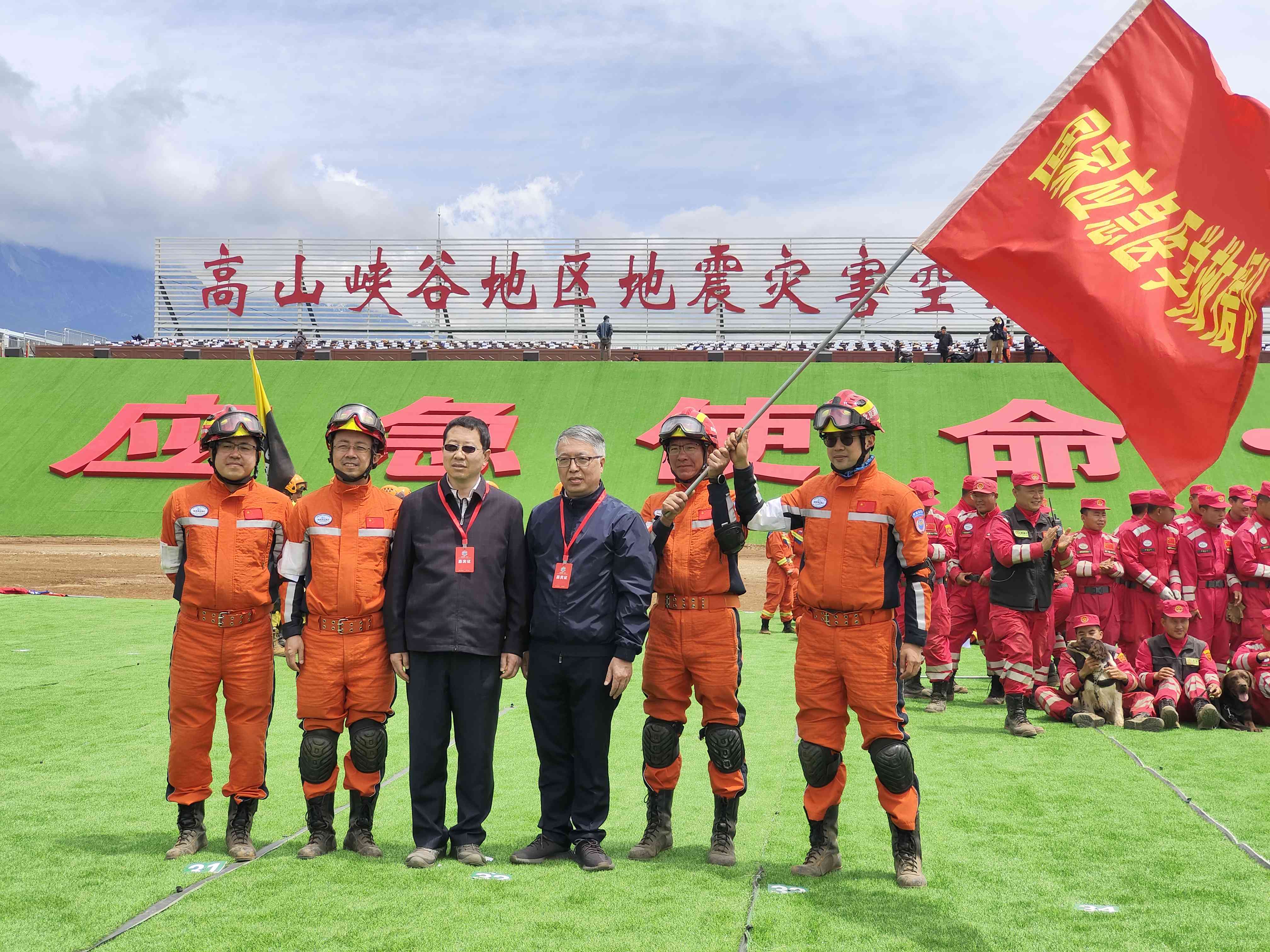 呂國忠以總領(lǐng)隊(duì)身份，帶領(lǐng)國家應(yīng)急醫(yī)學(xué)救援隊(duì)演練。受訪者供圖