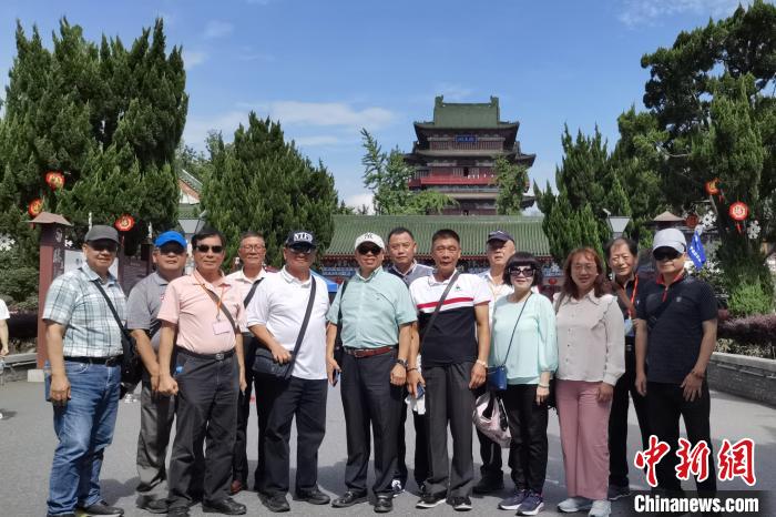 圖為臺(tái)灣新北市永和區(qū)里長聯(lián)誼會(huì)江西參訪團(tuán)一行在南昌滕王閣前合影。　柳曉丹 攝