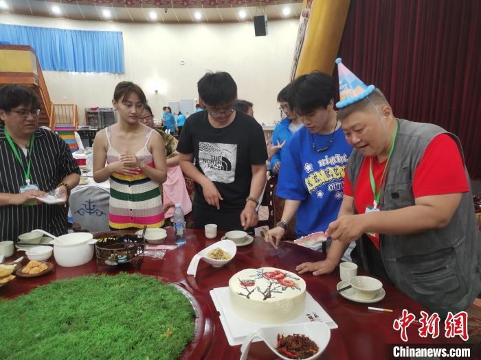 圖為內(nèi)蒙古臺(tái)辦為臺(tái)胞過(guò)生日。　李愛(ài)平 攝