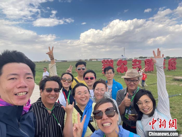 圖為臺(tái)胞在鄂爾多斯草原合影。　葉冠賢 攝