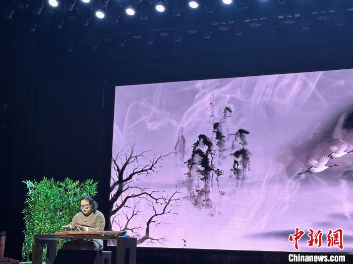 閩派古琴名家陳志強(qiáng)演奏一曲《流水》?！堺惥?攝