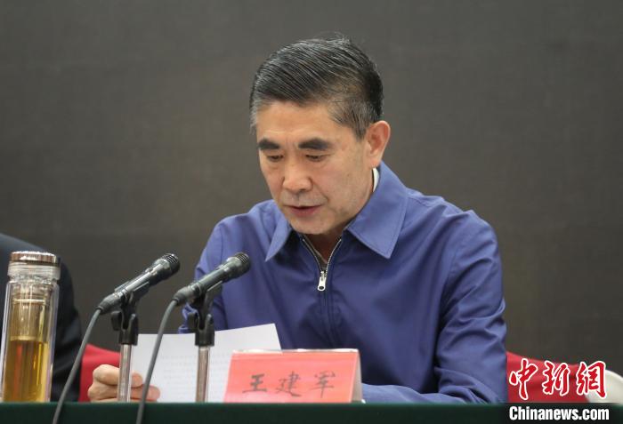 圖為青海省委書記王建軍出席會(huì)議并作講話?！?zhí)砀?攝