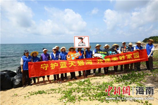 環(huán)保志愿者呼吁停止隨地扔垃圾、破壞環(huán)境等不文明行為。